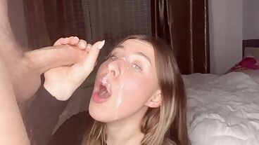 Русская шлюшка трахается в домашнем порно и получает сперму на лицо