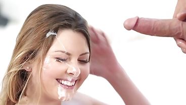 Красивая девушка трахнулась с большим хуем и получила сперму на лицо