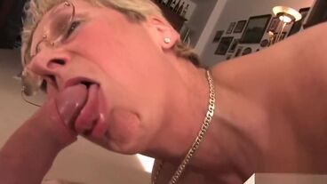 Трахнул на ковре грудастую матюру и кончил в рот