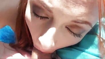 Русская девушка делает глубокий минет в машине