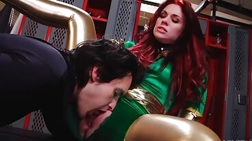 Супер герой отлизал киску Ядовитого Плюща и трахнул раком большим членом