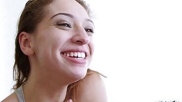 Трахнул цыпочку на туалетном столике и кончил в рот