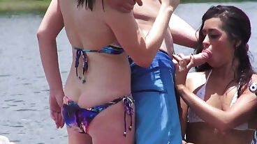 Лысый мужчина трахает красоток в бикини на водном мотоцикле